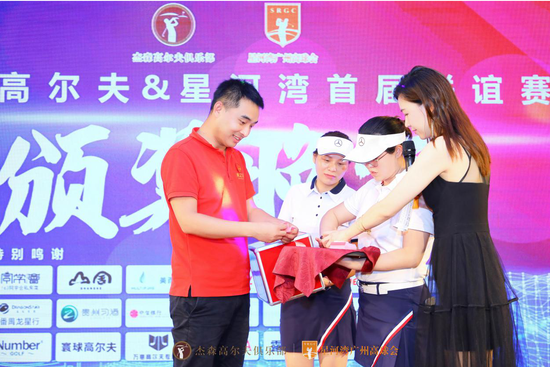 图：燕之屋广州分公司总经理张广辉（左）上台为嘉宾抽奖