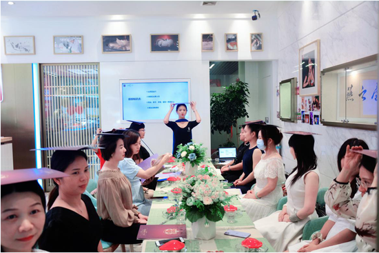 图：学员头顶顶书，学习优雅礼仪