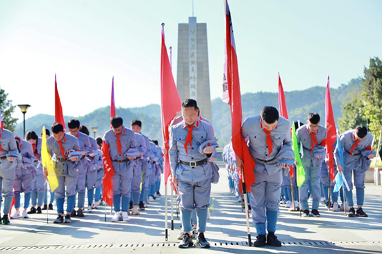 图：燕之屋团队向革命烈士敬礼