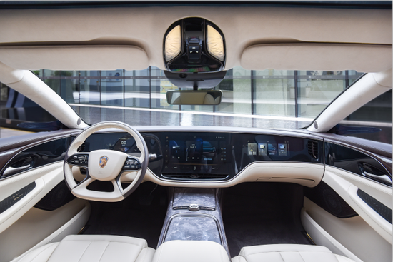 全球首创超大三联屏