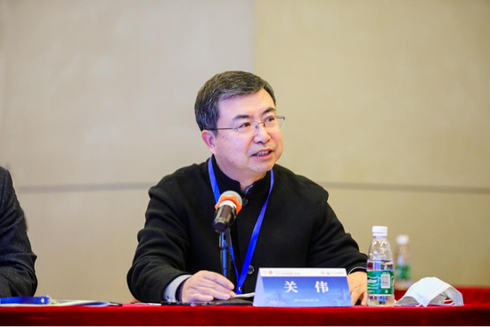 关伟发表演讲