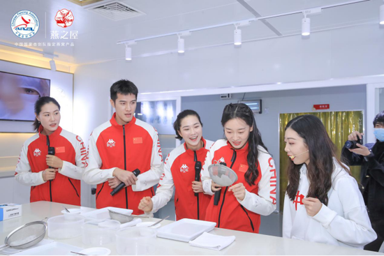 图：中国国家击剑队队员们体验燕窝挑毛