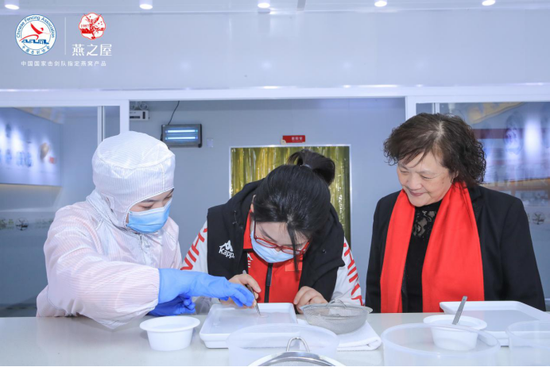图：中国国家击剑队队医、营养保障师 宋晨体验燕窝挑毛