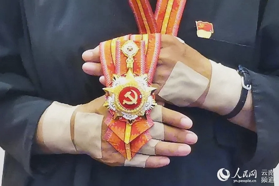 张桂梅当选全国脱贫攻坚楷模|"只要我有一口气,我就会站在讲台上,九死