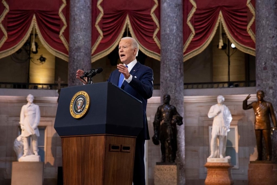 1月6日，美国总统拜登在华盛顿国会大厦发表讲话，纪念国会山骚乱事件一周年。（新华社发，Pool 图片，迈克尔·雷诺兹摄）