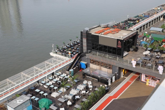 珠江·琶醍啤酒文化创意艺术区内的露天餐厅. 新华社记者李嘉乐 摄