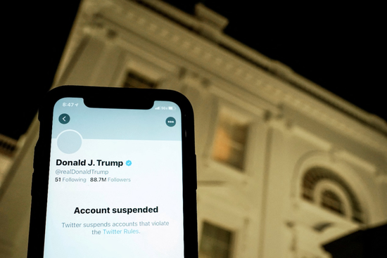 这张插图显示了2021年1月8日特朗普推特账号被停用，背景是美国华盛顿白宫一扇亮着的窗户。图自外媒