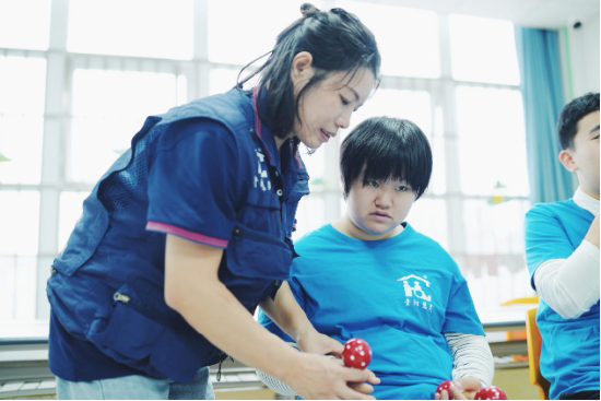 新华社:浙收卡-华帝公益短片上线，以长期行动点亮“星星的孩子”成长路