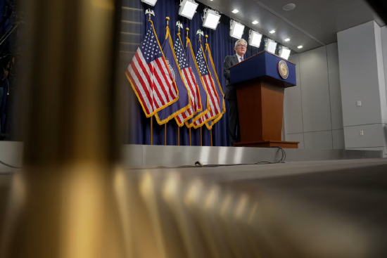 2025 年 12 月 10 日，美國華盛頓特區，聯邦公開市場委員會會議結束後，美聯儲主席傑羅姆・鮑威爾出席新聞發佈會。