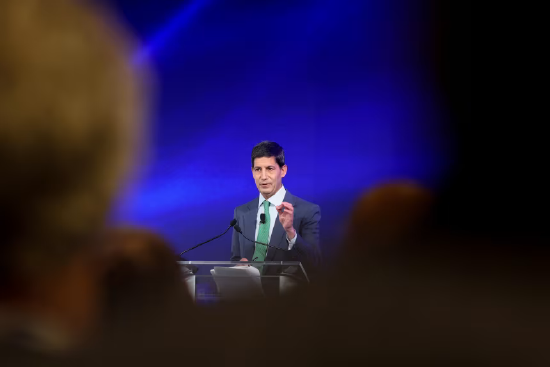 2025 年 4 月 25 日，前好意思联储理事凯文・沃什现身华盛顿特区国外货币基金组织总部，出席国外货币基金组织与宇宙银行春季会议。