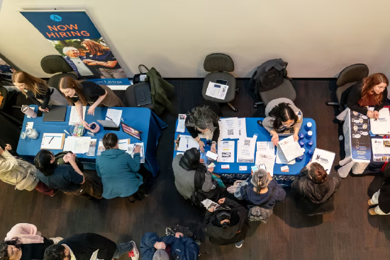 2026 年 2 月 10 日，好意思国西雅图市北西雅图工作资源中心招聘会现场，求职者正在与招聘东谈主员调换。