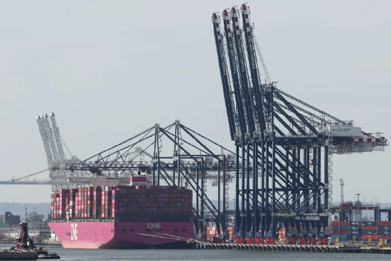 新泽西州泽西城泽西港集装箱码头，一艘满载集装箱的货轮。