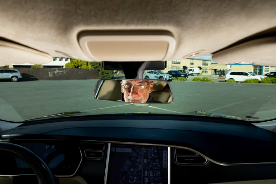 特斯拉曾为汤姆・洛萨维奥的车辆免费升级车载计算机与摄像头，但他的设备很快再次过时。