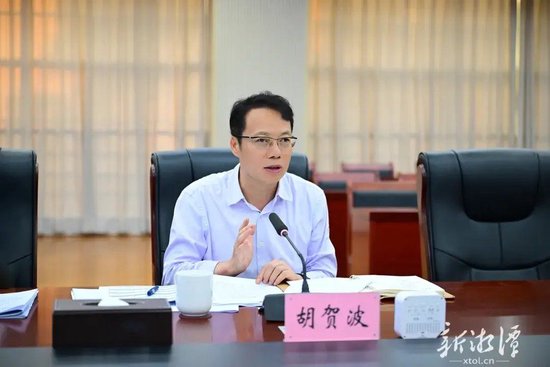 胡贺波讲话。（全媒体记者 方阳 摄）