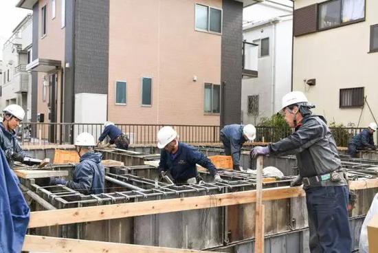 正在监督工人们建房的田中。来源:彭博。