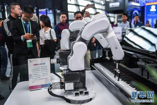  这是互联网之光博览会现场展示的能弹钢琴的5G机器人。新华社记者 徐昱 摄