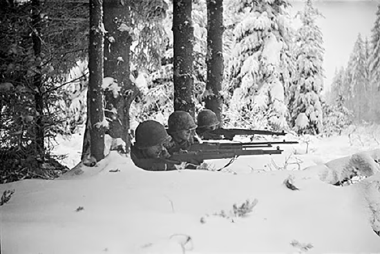 1944 年，身处许特根森林的美军士兵。