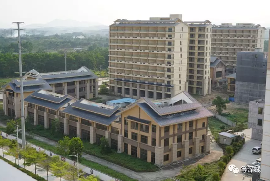重庆万州建筑商易真武为张家慧的丈夫刘远生旗下企业修建的酒店。易真武认为刘远生只按此前约定的2650万元结账,不认大致7000平方米增量工程,遂偷录偷拍张家慧打麻将视频及身为民主党派海南高层的刘远生评价国家领导人的视频,后刘远生以敲诈勒索报案。此案成为引爆张家慧、刘远生被查事件的导火索。     《等深线》记者  程维 摄