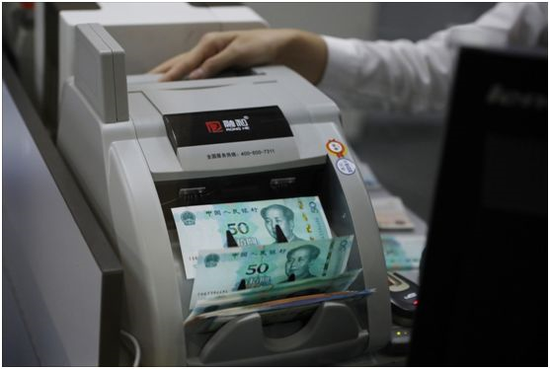 目前，银行现金机具银行机具已全部升级完毕，可以识别2019年版第五套人民币，图中机器在进行不同面额人民币的混点，摄影：上海证券报 史丽