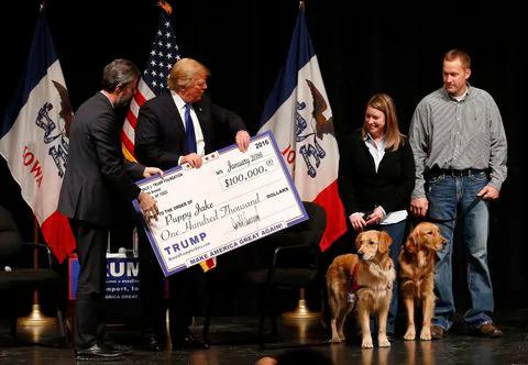 2016年1月，时任总统候选人的唐纳德·特朗普（Donald Trump）在印第安纳州达文波特（Davenport）举行的竞选活动上，向一家退伍军人慈善机构捐款10万美元，并赠送了一份放大版。