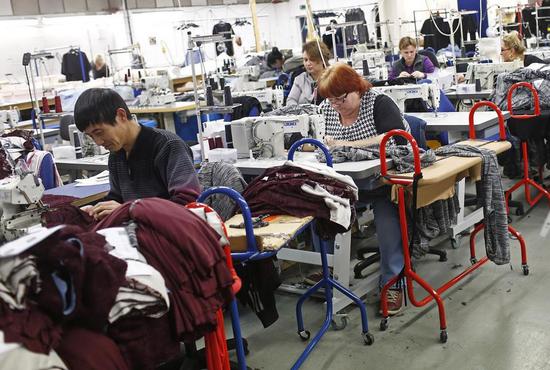 英国明年4月起将最低工资提高逾6%至8.74英镑