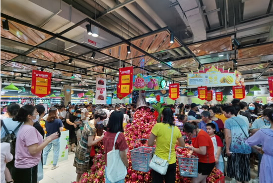 南京市溧水万达店内,顾客正在选购商品