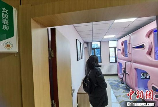 图为12月3日，甘肃启用的升级版“司机之家”胶囊房。 冯志军 摄