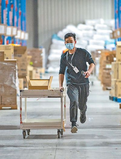 金义保税区"代塔"京东仓里,工作人员忙着拣货.   胡肖飞摄(人民视觉)