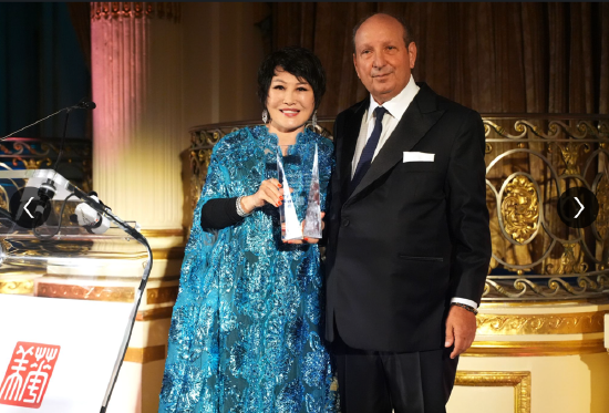 (图:华美协进社联合主席靳羽西和美康雅(Conair)总裁兼首席执行官罗纳德·戴蒙德)