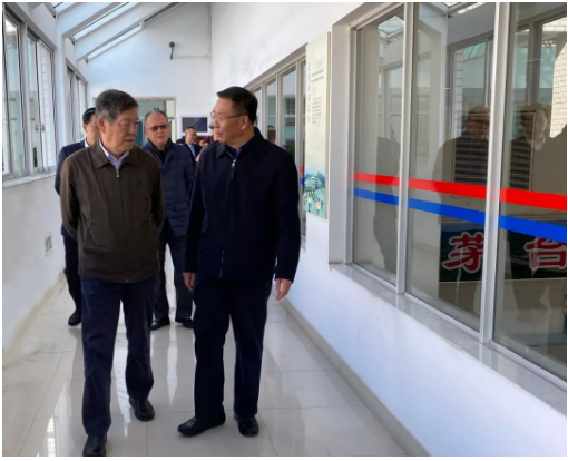  ▲杜鹰（左）在李保芳（右）陪同下参观包装车间