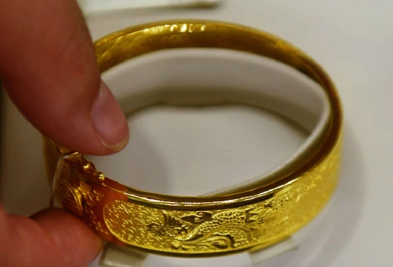 黄金期货周二大涨2.4% 站上2000美元关口