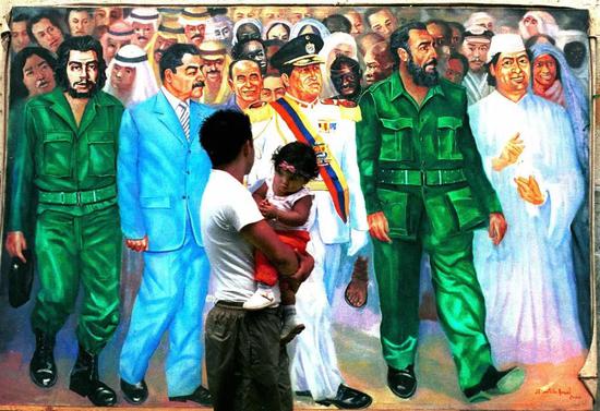 | 2002年12月12日，委内瑞拉加拉加斯居民区的壁画上从左到右画着古巴领袖切·格瓦拉、伊拉克总统萨达姆·侯赛因、委内瑞拉总统查韦斯、古巴总统菲德尔·卡斯特罗和利比亚领导人卡扎菲并肩走在一起。