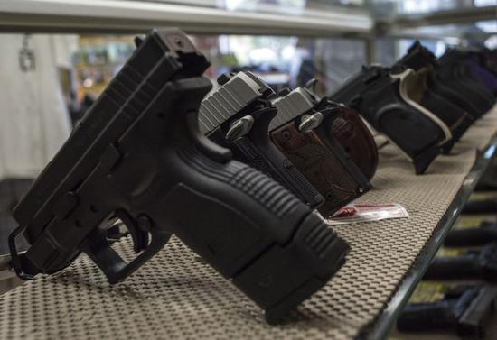 美国3月枪支销量突破250万 同比飙升85%