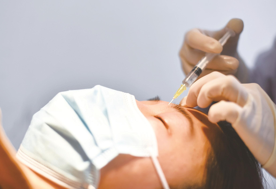 一名女子在接受美容针注射