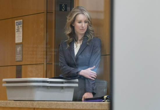 曾被称为"女版乔布斯"的伊丽莎白·霍尔姆斯(elizabeth holmes)周一在