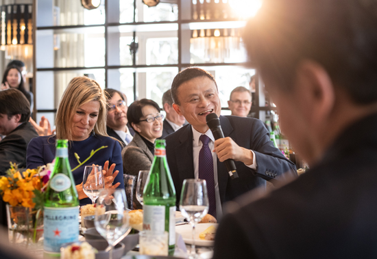 图说：阿里巴巴董事局主席马云在罗汉堂与世界银行共同举行的研讨会上发言