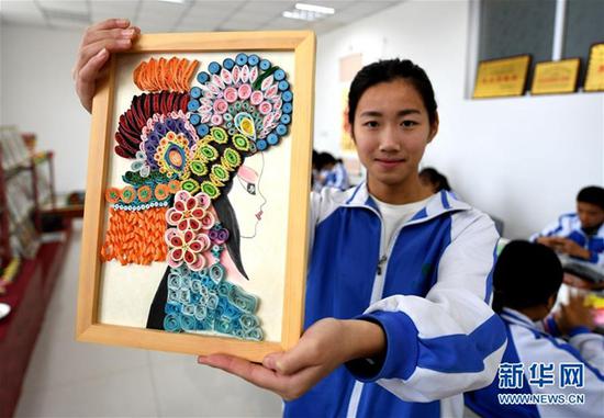 2018年11月16日,衡水市冀州区职教中间弟子展现制作的衍纸作品。近年来,河北省衡水市冀州区赓续添大对做事哺育的资金投入,始末“校企结相符”“工学结相符”等手段,有针对性地造就订单式做事人才,受到用人单位迎接。 新华社记者 王晓 摄