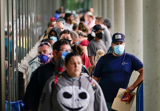 首次申请失业救济人数居高不下，科技股抛售冲击华尔街