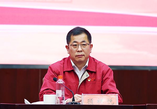 4月23日，今世缘酒业党委书记、董事长、总经理顾祥悦在“解放思想，转变作风”大讨论动员大会上。