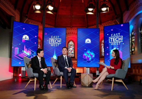 (陈茜在达沃斯主持cnbc科技论坛)