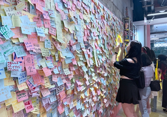 6月16日，北京，一家店铺内限明星周边琳琅满目，吸引粉丝前来打卡。 人民视觉供图