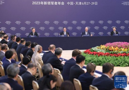 6月27日下午，国务院总理李强在天津出席世界经济论坛全球企业家对话会，同企业家代表座谈交流。新华社记者 王晔 摄