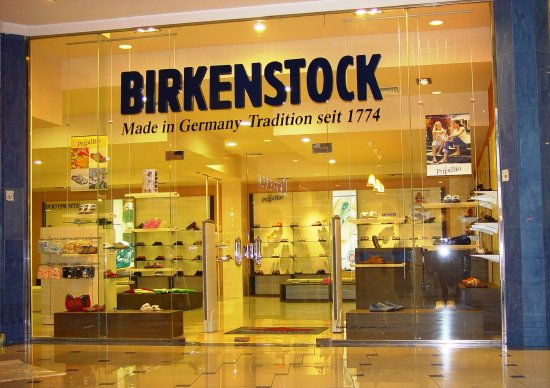 BIRKENSTOCK（勃肯）广州天环广场店正式启幕及金价高涨幼克沉产物成主流，泰国美女总理一双珍珠鞋引风浪身价29亿的富五代大慷慨方浪费