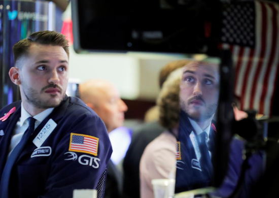 2018年10月10日,美国纽约,纽交所内一面镜子反射出的场内交易员身影.