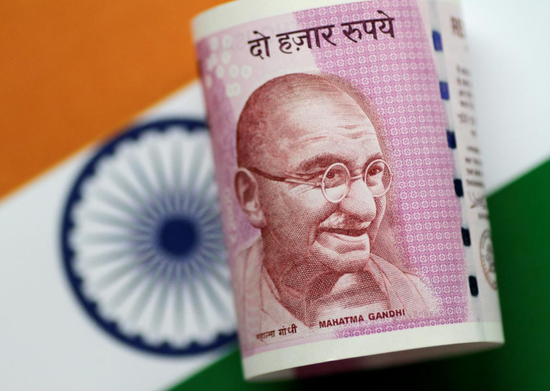 资料图片：2017年6月，印度卢比纸币。REUTERS/Thomas White