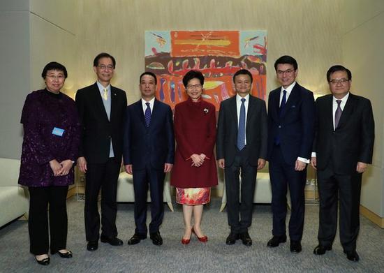 (图说:香港特首林郑月娥和马云等在论坛最先前相符影)