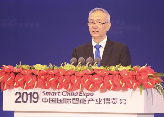 8月26日上午,2019中国国际智能产业博览会在重庆悦来国际会议中心开幕。图为中共中央政治局委员、国务院副总理刘鹤宣读习近平主席贺信并发表重要讲话。重庆日报记者 巨建兵 摄