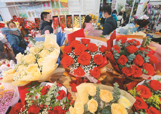 二月十四日，南京汉中门鲜花批发市场内，各摊位摆满了各色鲜花，前来购买的市民络绎不绝。 通讯员 许峰 记者 宋宁 摄