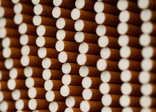 旗下拥有好彩、健牌香烟品牌的英美烟草预计，今年全球卷烟行业销量同比下滑约 2.5%。