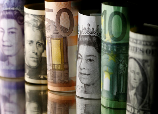 &nbsp;资料图片:2017年4月,美元,欧元和英镑纸币.reuters/dado ruvic